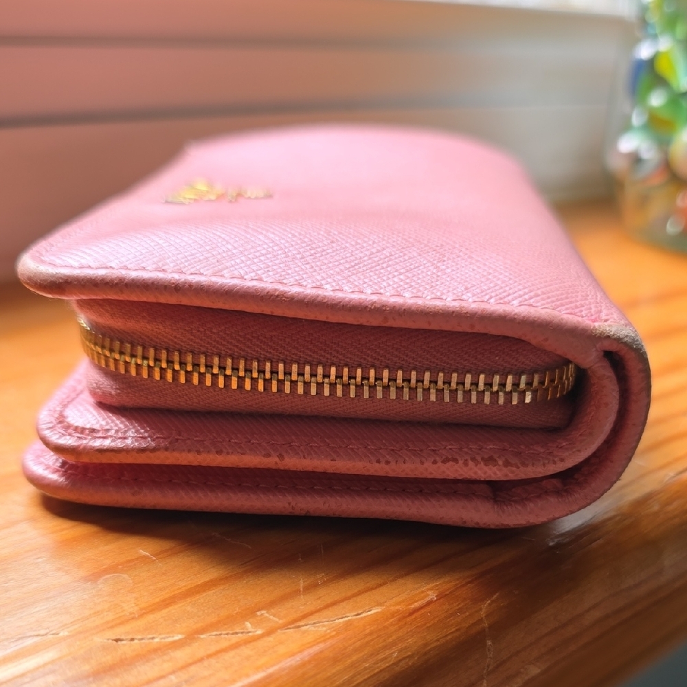 Prada Wallet w/ Dustbag and Box. - Picture 5 of 16
